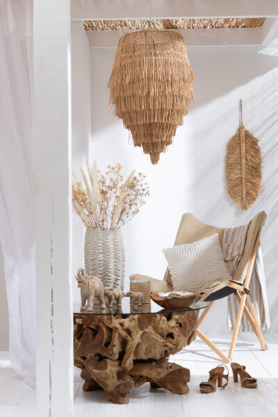 Wanddecoratie Tak Riet Naturel Large in een prachtige setting met magnifieke luster naast