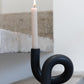 Kaarsenhouder Torsie 1 Candle Keramiek Zwart met brandende kaars op betonnen trap sfeerfoto felika