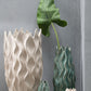 Vaas Ivy Steengoed Groen Small sfeerfoto met grote beige vaas en kleinere groene vaas